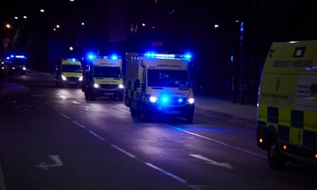 Ambulances arrivant à la gare de Manchester Victoria et à la Manchester Arena