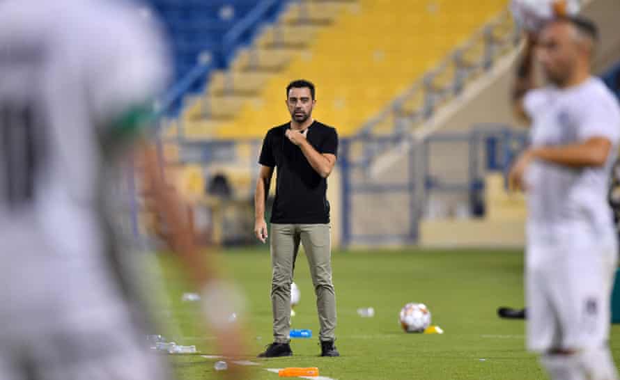 Xavi regarde le match d'Al Sadd contre Al Ahli le mois dernier.