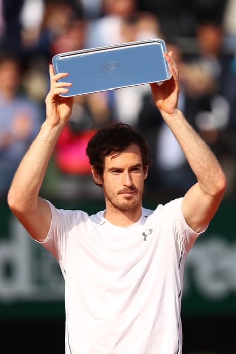 Murray lifts the runners up trophy.