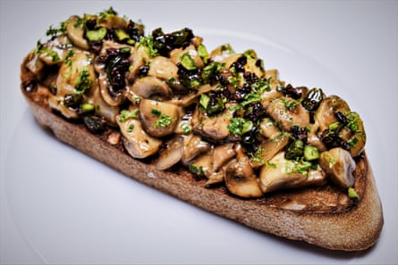 Portons un toast… Le « ragoût » de champignons de Sofian Msetfi sur du pain grillé au citron vert et à la pistache