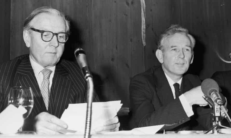 McWhirter (right) with Lord de L'Isle, chairman of the National Association for Freedom, at a press conference on 2 December 1975, a week after the murder of his brother Ross.