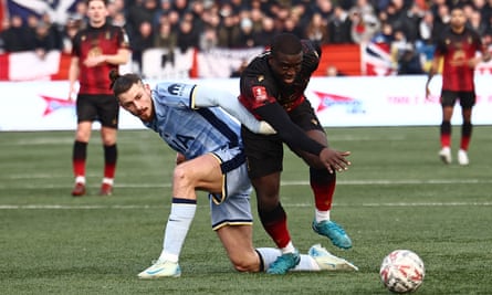 Chris Wreh e Radu Dragusin competem pela bola.