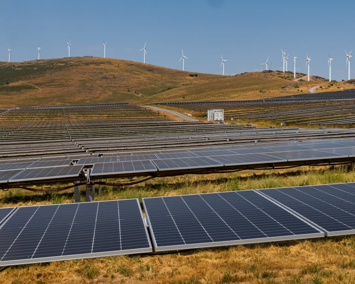 Spanish households save €10 a month thanks to renewables expansion, report finds