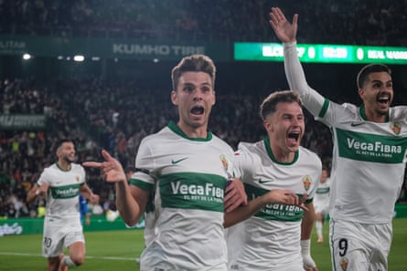 Aleix Febas celebrates with Elche teammates.
