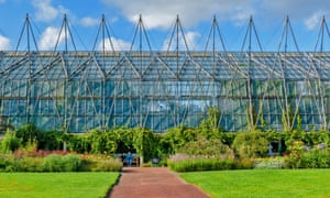 EDINBURGH SCOTLAND BOTANIC GARDENS A GLASS HOUSE THE ENTRANCE AND EXTENSIVE FLOWERBED