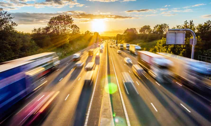 Trafic sur une autoroute britannique en Angleterre au coucher du soleil.