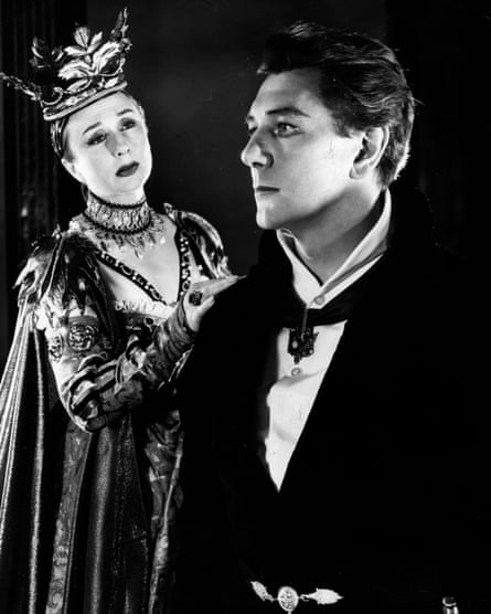 Googie Withers as Gertrude and Michael Redgrave as Hamlet in 1958