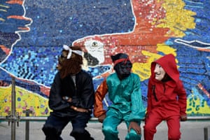 ๋ฒ ๋ค์์๋ผ ๊ณผํฐ๋ . ์ฌํ์ฉ์ ๋ํ ์ธ์์ ๋์ด๊ธฐ ์ํด ์์ ๊ฐ ์ค์ค์นด ์ฌ๋ฆฌ๋ฐ๋ ์ค(Oscar Olivares)๊ฐ ๋ง๋ ๋ณ๋๊ป์ผ๋ก ๋ง๋ ์ํ ๋ฒฝํ ๊ฐ๊ด์์์ ์์์ ์
์ ์์ด๋ค