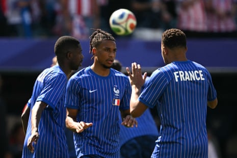 Ο Michael Olise κάνει ζέσταμα με τους Ousmane Dembele και Kylian Mbappe