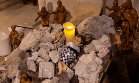 Un belén en la Iglesia Evangélica Luterana de Navidad en Belén, Cisjordania ocupada, muestra al niño Jesús envuelto en una keffiyeh y colocado entre los escombros para mostrar solidaridad con el pueblo de Gaza.