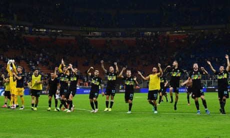 Inter’s delighted players celebrate after their 6-1 win over Bologna.