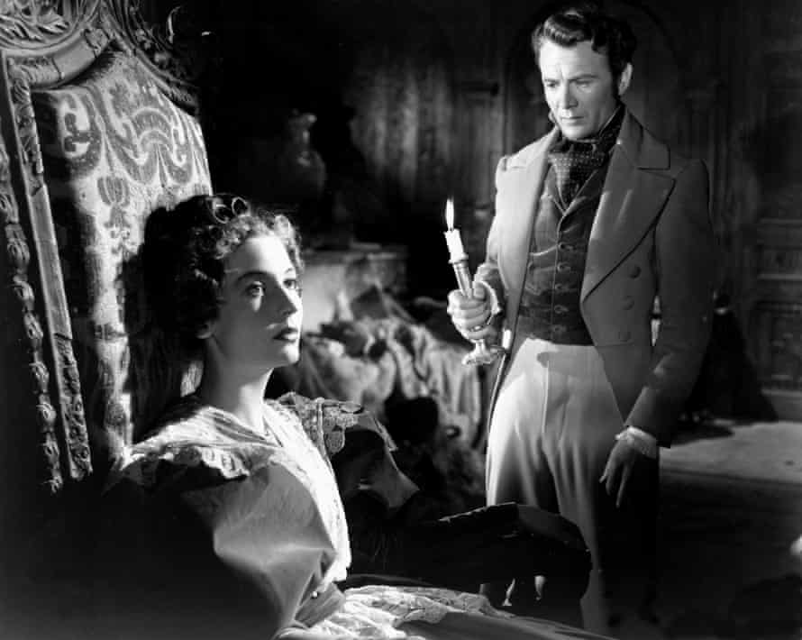 Valerie Hobson and John Mills in Great Expectations.