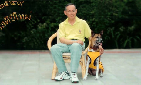 Thailand’s King Bhumibol poses with his favourite dog Tongdaeng in a New Year’s greeting card addressed to the Thai people. The dog has now died.<br>