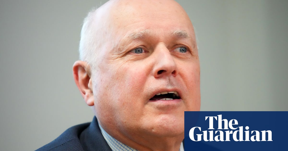 Iain Duncan Smith urges ministers to pause carers’ fines