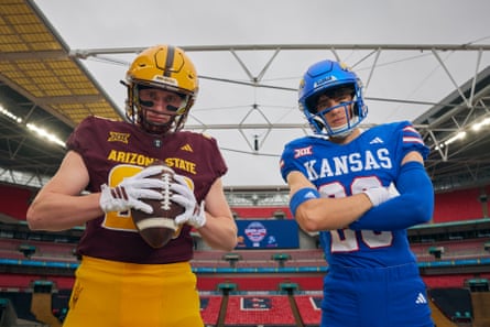 Kansas are taking on Arizona in the match.