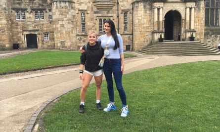 إيما وابنتها في جامعة دورهام في أكتوبر.