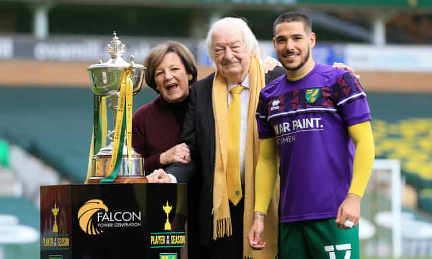 Smith and her husband, Michael Wynn-Jones, presenting Norwich City player Emiliano Buendía with the club’s player of the season trophy, 2021.