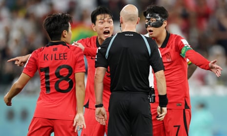 Son Heung-min of Korea Republic and his team-mates argues with referee Anthony Taylor after he blew the full time whistle.