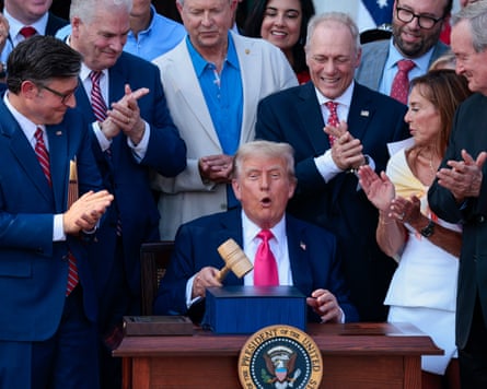 Donald Trump segura um martelo enquanto senta -se em uma mesa cercada pelo Presidente da Câmara, Mike Johnson e outros republicanos depois de assinar os cortes de impostos e gastar a lei em lei durante o Piquenique da Família Militar do Dia da Independência no gramado sul da Casa Branca em Washington DC na sexta -feira