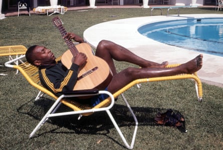 Pelé enjoys some downtime during the 1970 World Cup.