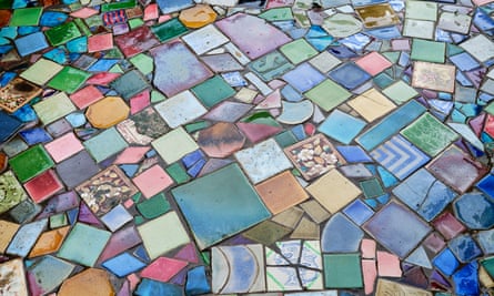 fragments de tuiles et de théières rebutées