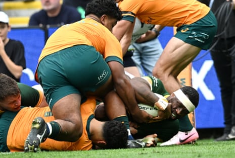 Siya Kolisi scores a try for the Springboks in the first Test against the Wallabies at Suncorp Stadium