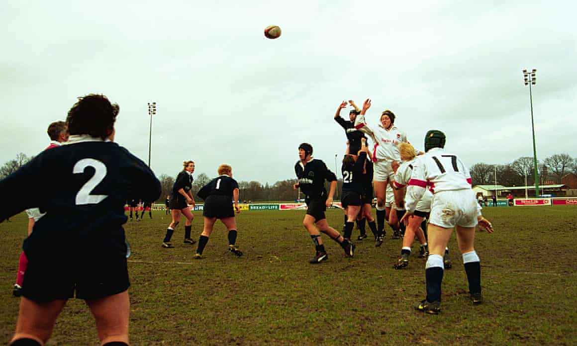 A lineout between Scotland and England.
