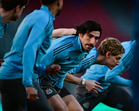 Sandro Tonali sprints during a Newcastle training session