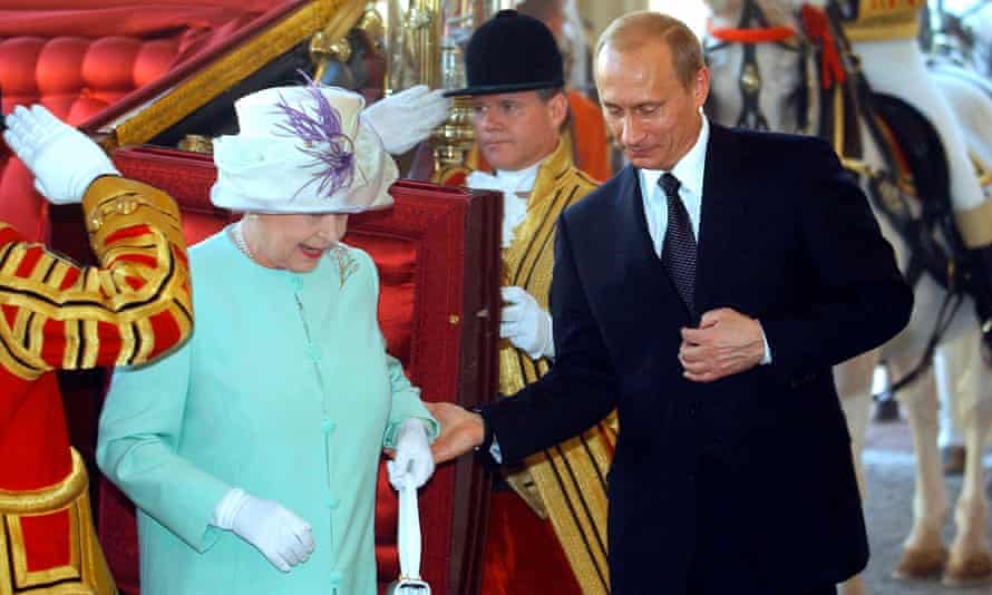 Во время визита к королеве Владимиру Путину в июне 2003 г. f