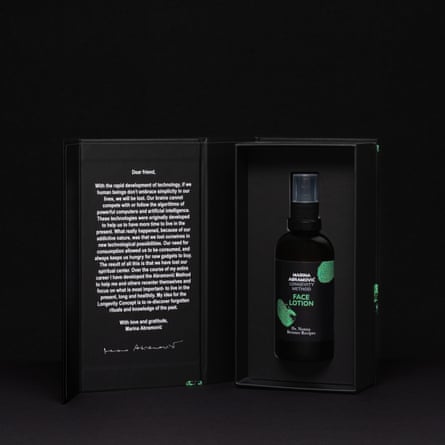 Photographie publicitaire d'une petite bouteille de lotion pour le visage dans une boîte d'emballage noire ouverte avec du texte blanc sur la face intérieure.