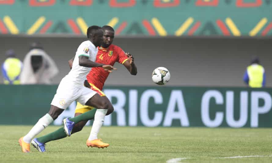 Sadio Mane sobre el balón de Senegal.