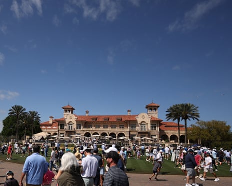 Indagini delle forze dell'ordine sulla scena dell'omicidio riprese