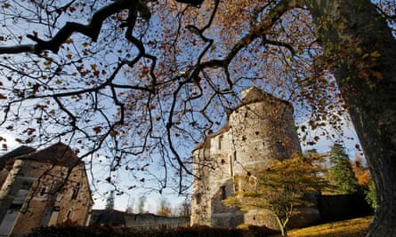 AUTUMN COLOURS AT THE 11TH CENTURY CHATEAU AND THE ARBORETUM OF HARCOURT, EURE