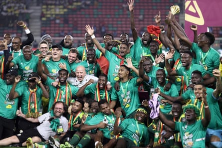 Sene Deng y sus compañeros de equipo de Senegal disfrutaron de su victoria final en la Copa Africana de Naciones sobre Egipto en Camerún en febrero.