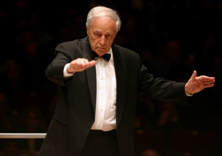 Pierre Boulez conducts the Chicago Symphony Orchestra in 2005.