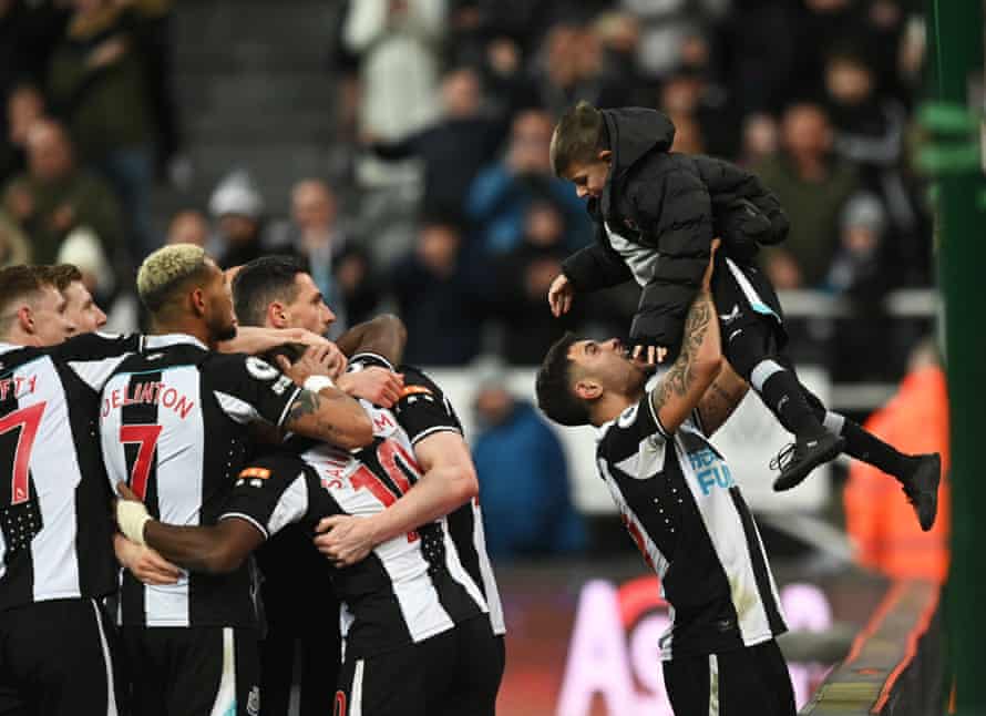 Bruno Guimarães célèbre avec un fan dans la foule.