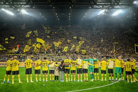 Les joueurs de Dortmund remercient les supporters du Mur Jaune après le match nul 2-2 contre le Bayern Munich.