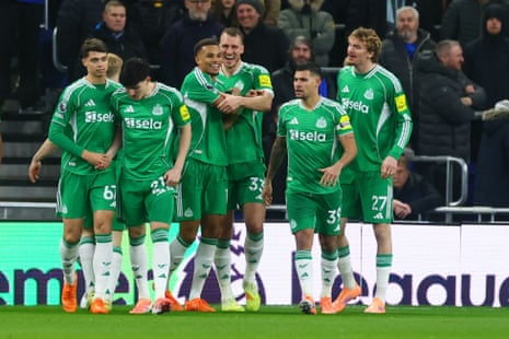 Malick Thiaw of Newcastle United scores to make it 0-1 and celebrates with teammates.