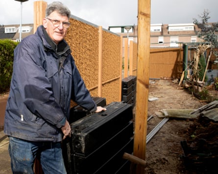 Harry den Hartigh instals garden wall