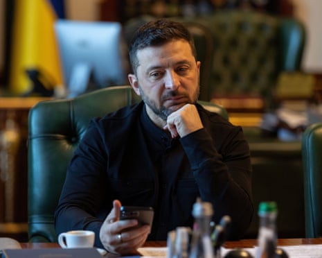 O presidente ucraniano, Volodymyr Zelenskyy, escuta durante uma ligação telefônica privada com o presidente francês Emmanuel Macron do Palácio Mariinsky no início deste mês.