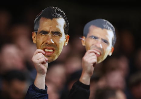 Fans van West Ham United houden Carlos Tevez-maskers vast