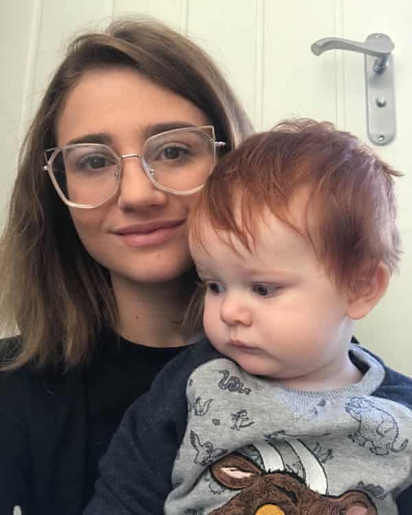Sophie Murray con suo figlio Isaac: