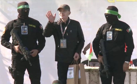 Keith Siegel é liberado pelos militantes do Hamas como parte de um cessar-fogo e um acordo de troca de prisioneiros de reféns entre o Hamas e Israel.