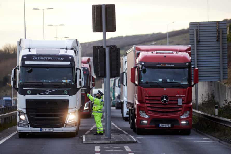 La operación TAP en acción se acerca al puerto de Dover.  Los camiones que se acercan a Dover por la A20 se filtran hacia el carril izquierdo y se detienen cuando se acercan a la ciudad de Dover para evitar adelantar el tráfico alrededor del puerto y el centro.