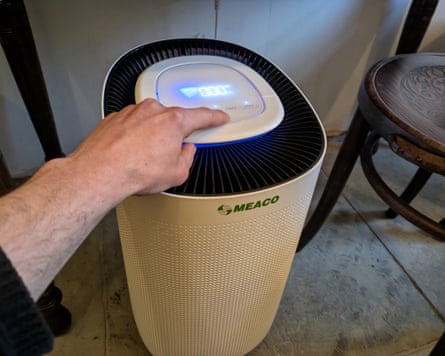 Pete Wise testing air purifiers