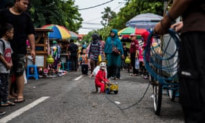 Un mono actuando en una atracción callejera conocida como Topeng Monyet (mono enmascarado) en Yakarta, Indonesia