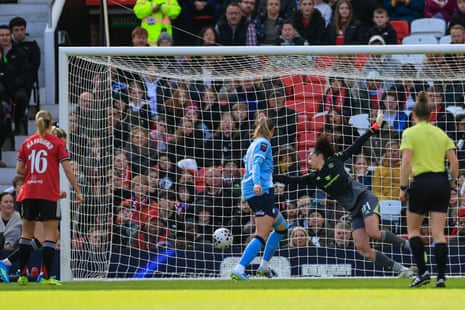 मिडेमा ने हेडर से गोल किया