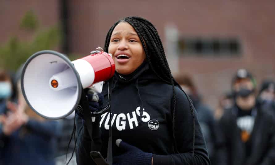 Michael Henderson, 13 anni, parla durante una protesta a Minneapolis.