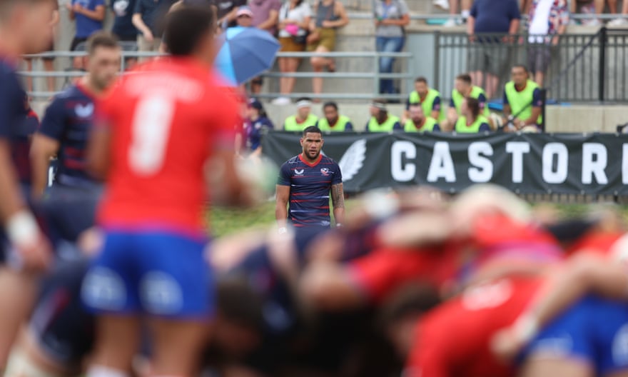 El extremo estadounidense Martin Yosefou observa Scrum desde lejos.