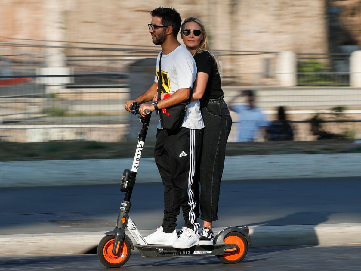 Вдвоем на самокате